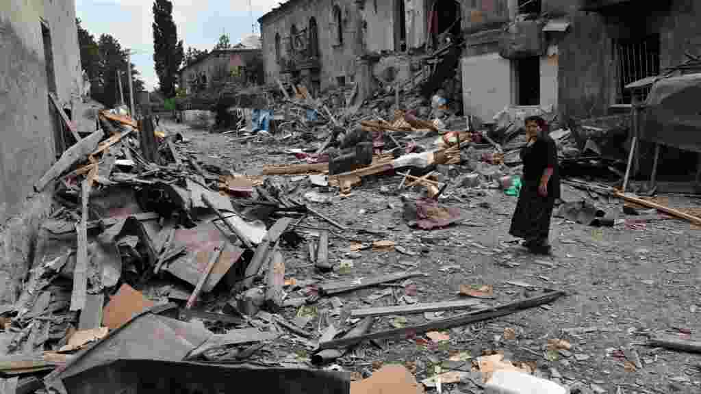 Улица в Гори, заваленная обломками после российского воздушного удара
