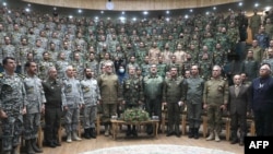 На цьому фото, опублікованому 7 січня 2026 року прес-службою іранської армії, зображено командувача армії Ірану Аміра Хатамі (в центрі), який позує зі студентами військової академії в Тегерані. Командувач попередив, що Іран не допустить погроз зовнішніх сил