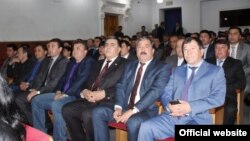 Tadžikistanski policajci u pozorištu