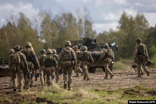 Українські рекрути на фоні французького бронетранспортера VAB. Квітень, 2024