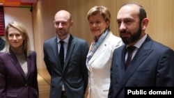 Глава МИД Армении Арарат Мирзоян (справа), Кая Каллас (слева), министр по европейским делам Франции Бенжамен Хаддад и глава МИД Латвии Байба Браже в Брюсселе, 15 декабря 2025 года