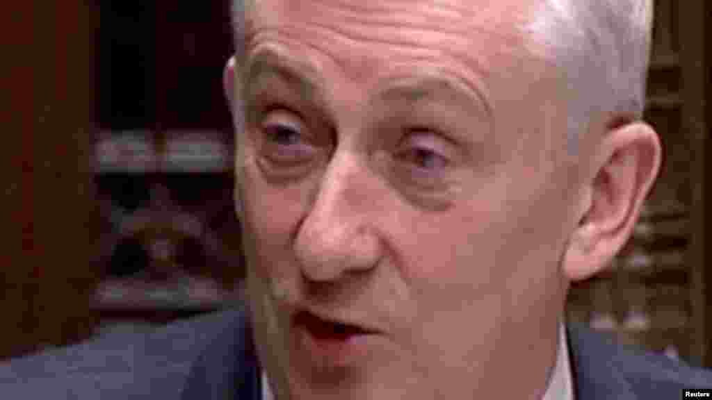 ВЕЛИКА БРИТАНИЈА -&nbsp;Повеќегодишниот пратеник на Лабуристичката партија Линдзи Хојл е избран за нов претседател на Долниот дом на британскиот парламент. Во последниот четврти круг на гласање тој доби 325 гласови, додека неговиот ривал Крис Брајант, исто така од лабуристите, го поддржаа 213 пратеници.