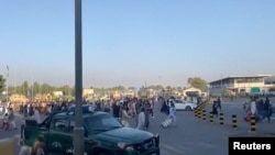 Ауғанстаннан кетуге жанталасқан адамдар. Кабул әуежайы