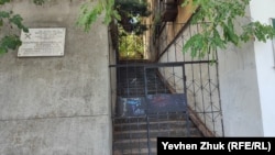 Лестницы во дворы четной стороны перекрыты оградами с калитками, улица Ленина, Севастополь