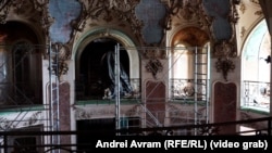 Schelele pentru renovarea interiorului Palatului Cantacuzino sunt încă în interiorul clădirii.