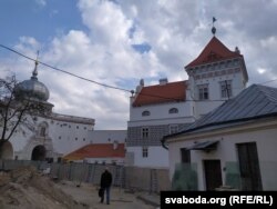 Від на браму, вежу і «камяніцу» з боку двара