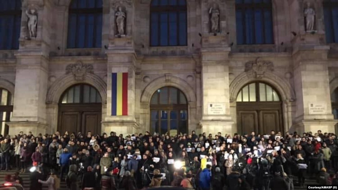 Magistrați pe treptele Palatului de Justiție din București, la protestul împotriva modificării legilor Justiției de către puterea PSD, martie 2019 - coperta paginii de Facebook a AMASP