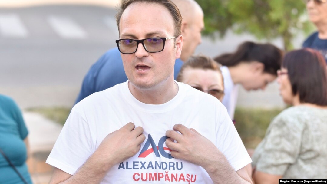 Alexandru Cumpănașu, într-un tricou de campanie electorală, după ce s-a înscris în cursa prezidențială