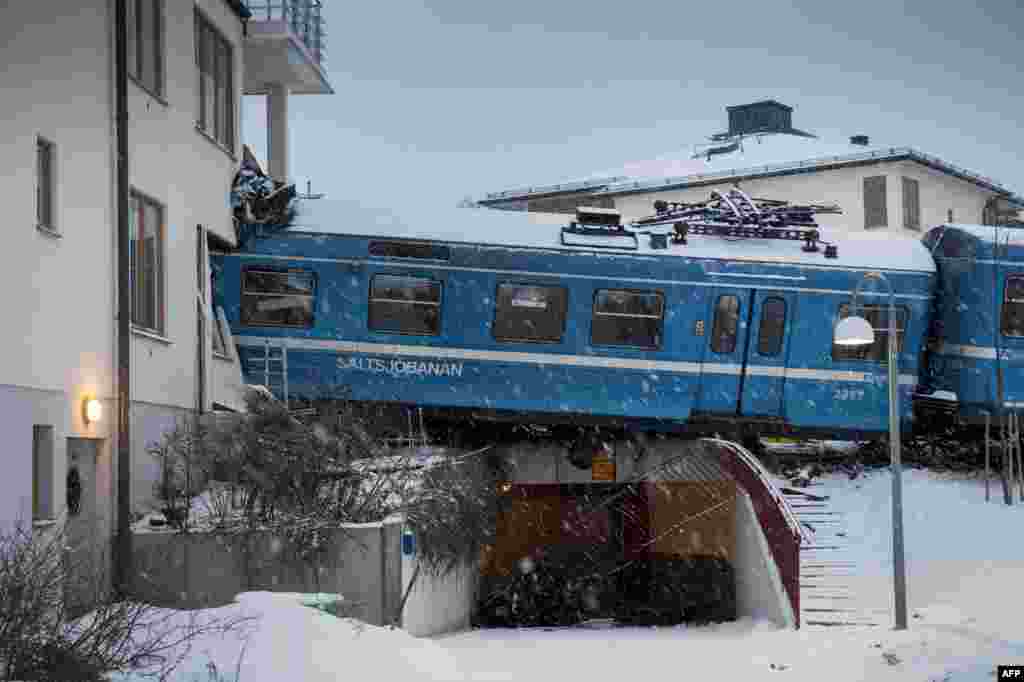 Suedia - Un tren local deraiat &icirc;ntr-o clădire din localitatea Saltsjoebaden. 15 ianuarie 2013