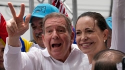 Fostul diplomat Edmundo González Urrutia, alături de liderul opoziției Mariana Corina Machado, în timpul campaniei electorale din Venezuela. 18 mai 2024.