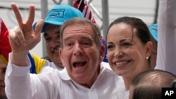 Fostul diplomat Edmundo González Urrutia, alături de liderul opoziției Mariana Corina Machado, în timpul campaniei electorale din Venezuela. 18 mai 2024.