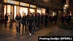 Omladinci FK Brodarac ispred hotela Mažestik u Beogradu