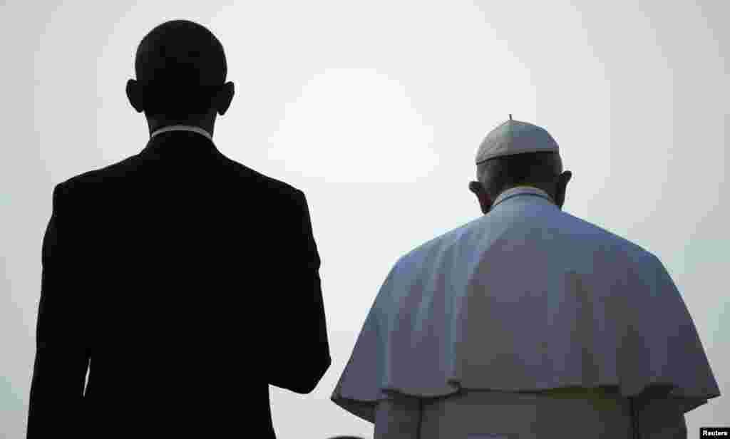 U.S. President Barack Obama (left) stands with Pope Francis during an arrival ceremony for the pope at the White House in Washington. (Reuters/Jonathan Ernst)