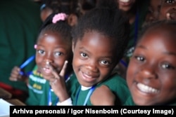 Din cauza sărăciei, fetele din Zambia au acces limitat la studii. Motiv pentru care voluntarii le plătesc școala.