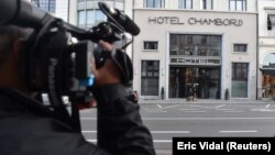 Un cameraman în fața hotelului din Bruxelles în care se crede că se află liderul catalan Carles Puigdemont.