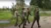 Скрын з матэрыялу телеканалу СТВ пра дзяцей, якія дапамагаюць памежнікам у Гомельскім раёне