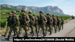 Агітаційна реклама підписання контракту на участь у війні проти України в окупованому Криму 