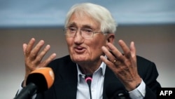 Յուրգեն Հաբերմասը զրուցում է լրագրողների հետ, Սթենք, 2013թ.