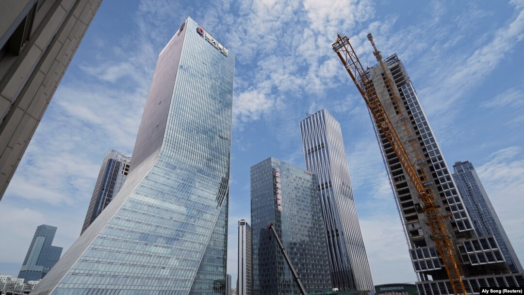 Datoria gigantului imobiliar chinez ajunge la 305 miliarde de dolari. 