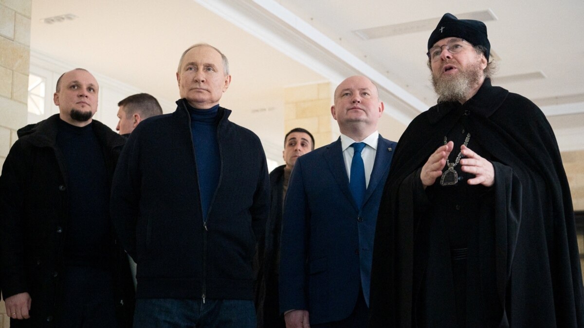 Руският президент Владимир Путин посети Крим на 18 март, за