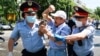 Қазақстан полициясы оппозиция ұйымдастырған митингінің қатысушысын ұстап әкетіп барады. Алматы, 6 маусым 2020 жыл. 