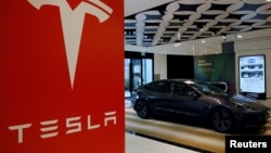 "Tesla 3" avtomobili Sinqapurdakı sərgi salonunda