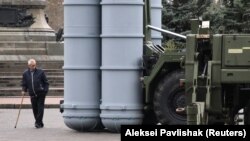 Un sistem de rachete S-400 "Triumph" expus la o expoziție de armament la Sevastopol