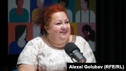 Larisa Popovici, în studioul Europei Libere, în timpul înregistrării podcastului „Laboratorul Social”