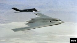 Бомбардировщик B-2 Spirit и истребитель F 117A 