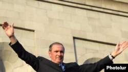 Armenia -- Opposition leader Levon Ter-Petrosian greets supporters rallying in Yerevan, 16 April 2010.