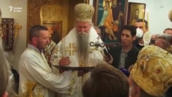 Barikád a Cetinjébe vezető úton - a szerb ortodox metropolita beiktatása ellen tiltakoztak