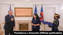 Presidentja e Kosovës, Vjosa Osmani, në takim me ambasadorin në largim të Shteteve të Bashkuara në Kosovë, Philip Kosnett, 13 shtator, 2021.