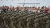 Un detașament de militari moldoveni trece pe lângă publicul venit la paradă. „Moldova 35: Independența care ne unește” este sloganul Zilei Independenței.