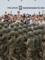 Un detașament de militari moldoveni trece pe lângă publicul venit la paradă. „Moldova 35: Independența care ne unește” este sloganul Zilei Independenței.