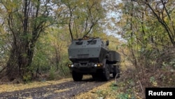 Українські військові на HIMARS поблизу лінії фронту на Донеччині, 9 жовтня 2025 року