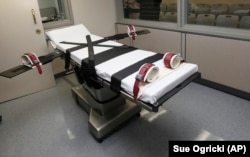 Ilyen ágyon végzik ki halálos injekcióval Oklahoma államban a halálraítélteket. Egy orvosi jelentés szerint az injekció miatt az egyik kivégzett „extrém fájdalmat” szenvedett el halála előtt