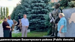 Памятник в Безенчуке.