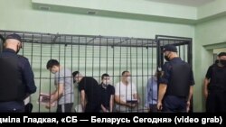  Суд над блогерамі і палітыкамі. Уладзімер Цыгановіч, Дзьмітры Папоў, Сяргей Ціханоўскі. У цэнтры — Ігар Лосік