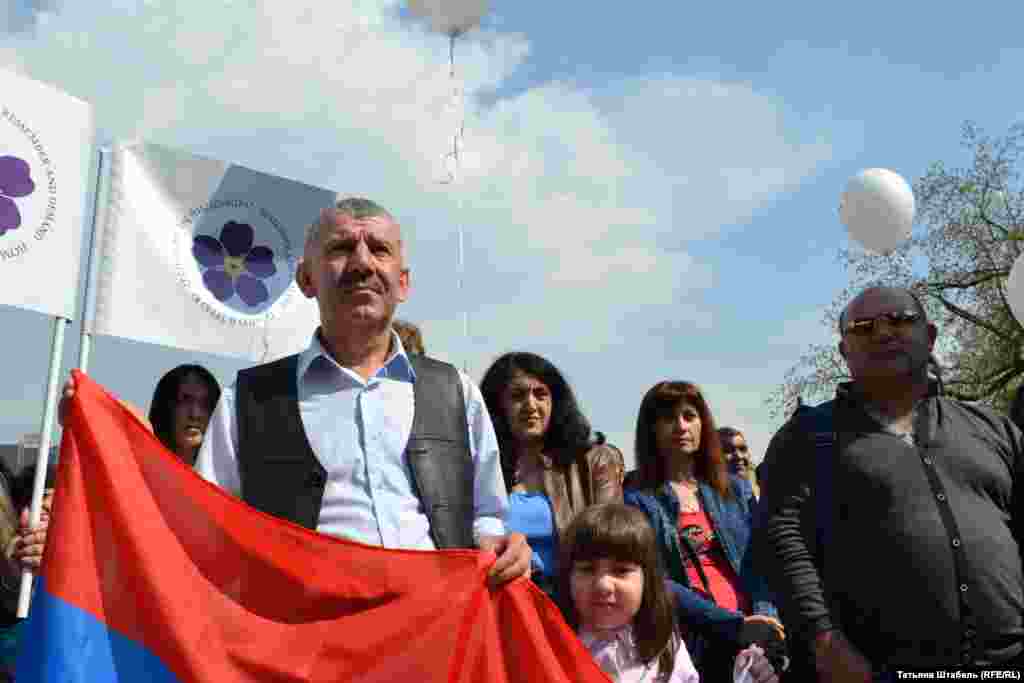 Многие пришли на митинг с национальными флагами Армении. Как говорили участники акции, так они чувствуют себя ближе к своему народу.
