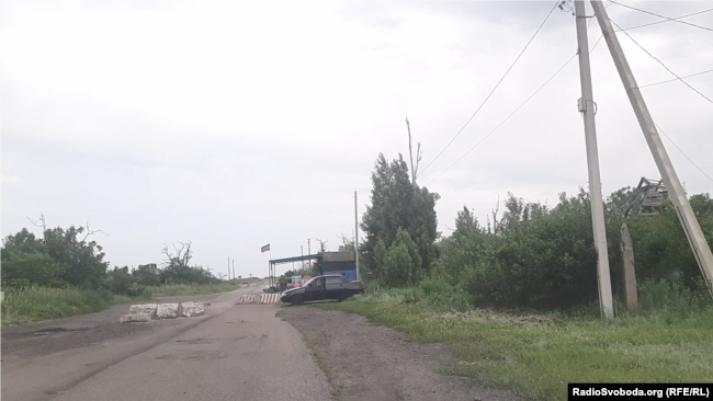 Блокпост в бік Луганська поблизу села Нікішине