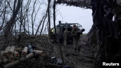 Ілюстраційне фото. Артилеристи 147-ї десантно-штурмової бригади розвантажують патрони для гаубиці поблизу прифронтового міста Покровськ у Донецькій області, 30 березня 2026 року