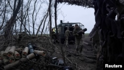 Ілюстраційне фото. Артилеристи 147-ї десантно-штурмової бригади розвантажують  патрони для гаубиці поблизу прифронтового міста Покровськ у Донецькій області, 30 березня 2026 року