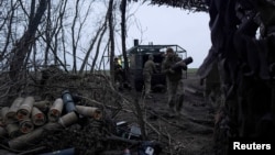 Артилеристи 147-ї десантно-штурмової бригади розвантажують патрони для гаубиці поблизу міста Покровськ у Донецькій області, 30 березня 2026 року