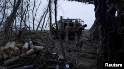 Артилеристи 147-ї десантно-штурмової бригади розвантажують патрони для гаубиці поблизу Покровська в Донецькій області, 30 березня 2026 року