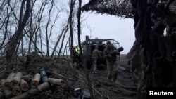 Артилеристи 147-ї десантно-штурмової бригади розвантажують патрони для гаубиці поблизу Покровська в Донецькій області, 30 березня 2026 року