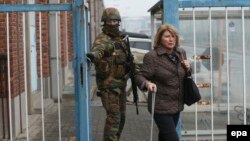 Солдат выпроваживает пассажирку из гостиницы аэропорта – на следующий день после взрывов 22 марта