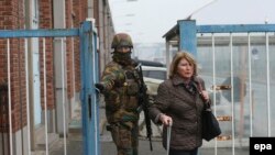 Військовий проводжає пасажирку з готелю аеропорту «Завентем», Брюссель, 22 березня 2016 року