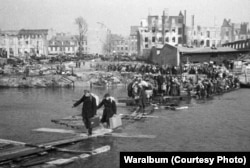 Civilians return to Koenigsberg after fighting