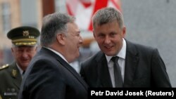 Tomáš Petříček cseh külügyminiszter (j) és Mike Pompeo, az Egyesült Államok külügyminisztere Plzeňben, Csehországban, 2020. augusztus 11-én