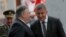 Tomáš Petříček cseh külügyminiszter (j) és Mike Pompeo, az Egyesült Államok külügyminisztere Plzeňben, Csehországban, 2020. augusztus 11-én